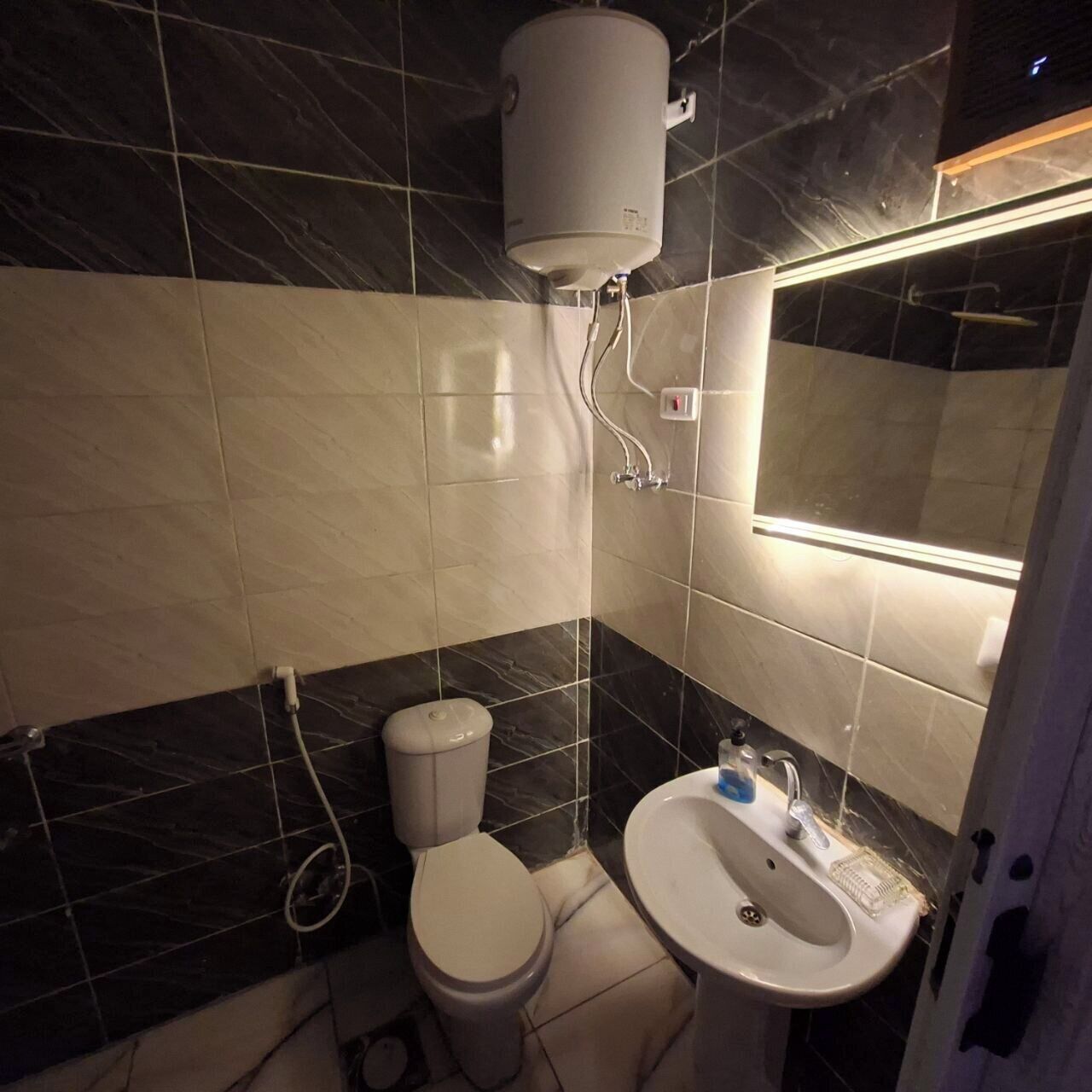 Chambre Deluxe avec lits jumeaux, vue montagne | Salle de bain | Douche, serviettes fournies, savon, shampoing