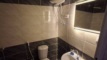 Chambre Deluxe avec lits jumeaux, vue montagne | Salle de bain | Douche, serviettes fournies, savon, shampoing