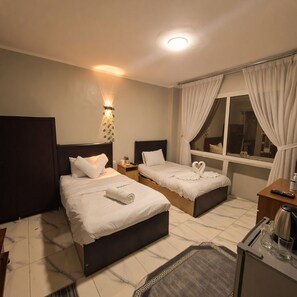 Deluxe Double Room, Mountain View | In-room safe - Sky Pyramids Inn (Giza)