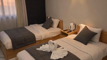 Deluxe Twin Room, Mountain View | In-room safe