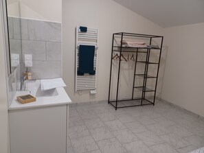 Douche, séchoir à cheveux, serviettes fournies, savon