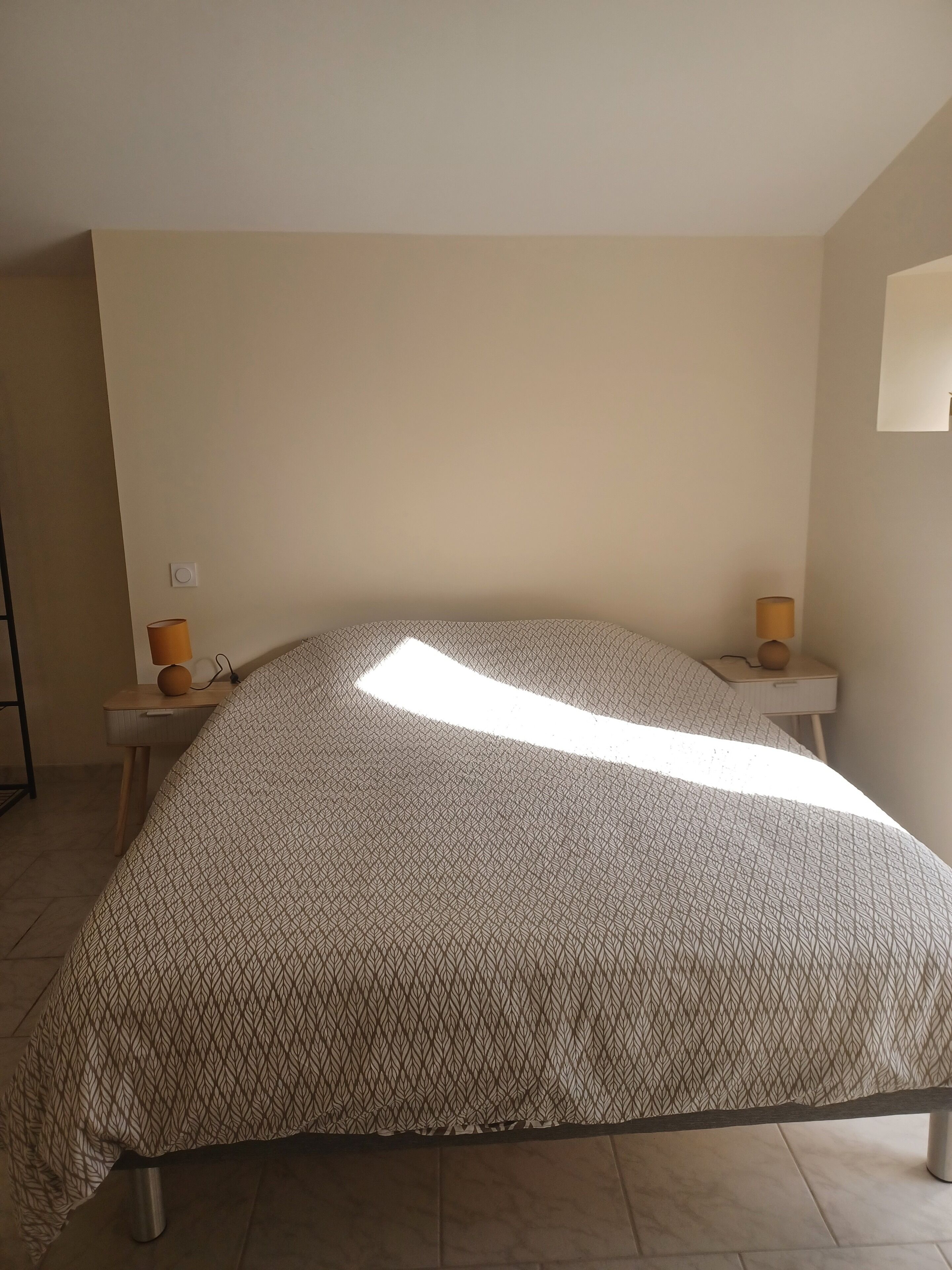 Iron/ironing board, WiFi, bed sheets