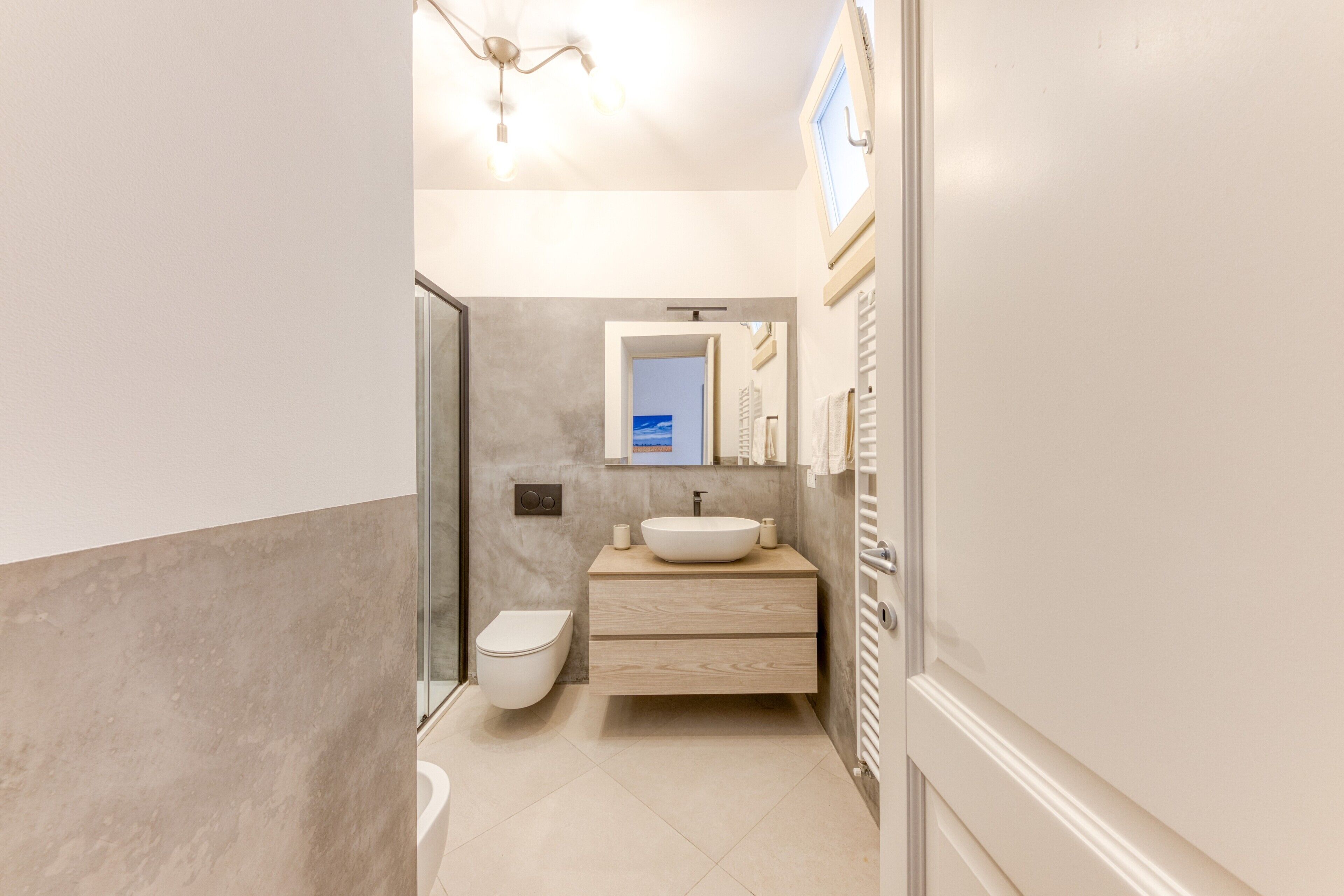Une salle de bain dotée d’un lavabo, de toilettes et d’une douche modernes.