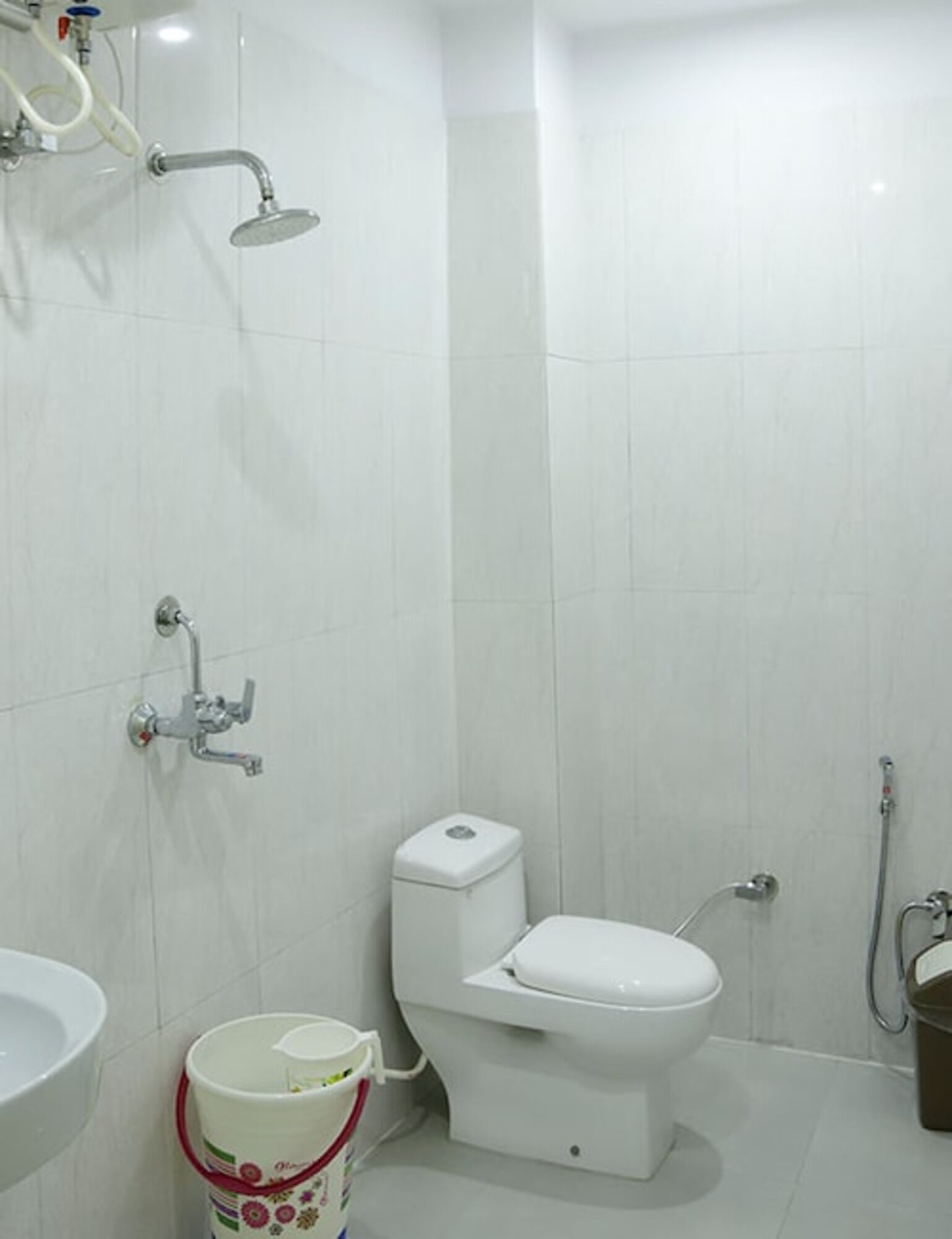 Shower, perlengkapan mandi gratis,  dan handuk