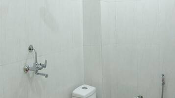 Shower, perlengkapan mandi gratis, dan handuk