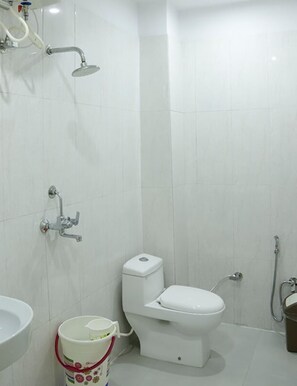 Shower, free toiletries, towels - Ghansar Lodge (Mhasla)
