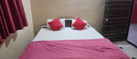 Deluxe Double Room, City View | Desk, free WiFi