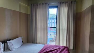 Deluxe Triple Room, City View | Desk, free WiFi