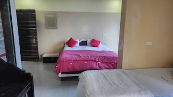 Deluxe Triple Room, City View | Desk, free WiFi