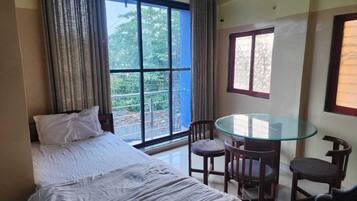 Deluxe Triple Room, City View | Desk, free WiFi