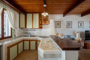 Private kitchen - Villa with Pool - Just 1 Minute Walk from the Beach (Porto Pinetto)