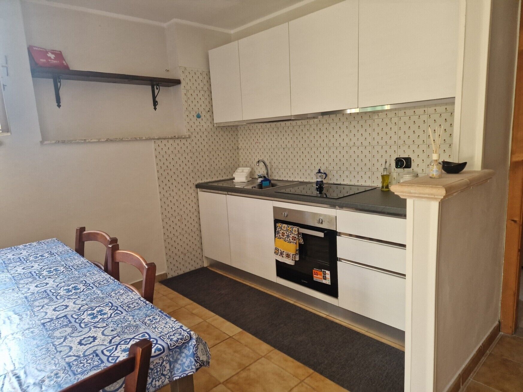 Frigorifero, forno, piano cottura, pentole/stoviglie/utensili