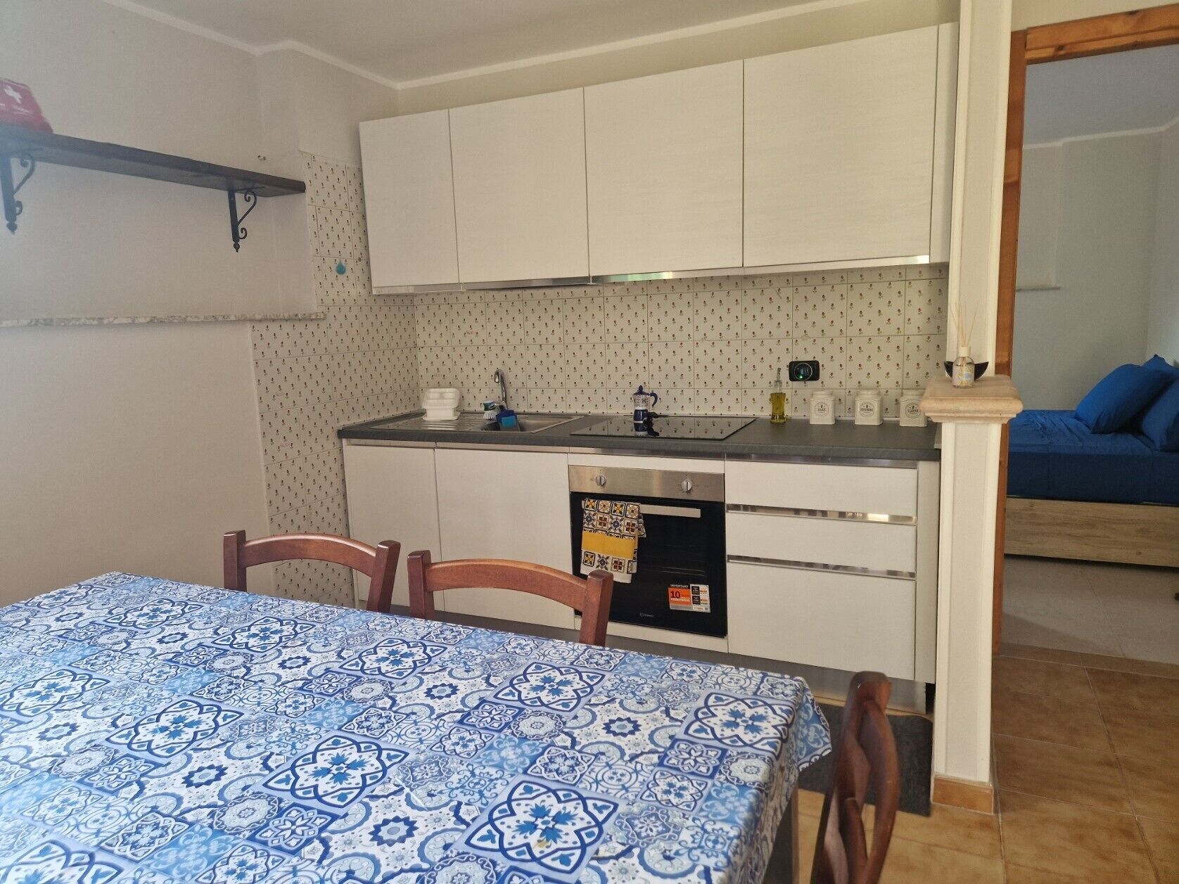 Frigorifero, forno, piano cottura, pentole/stoviglie/utensili