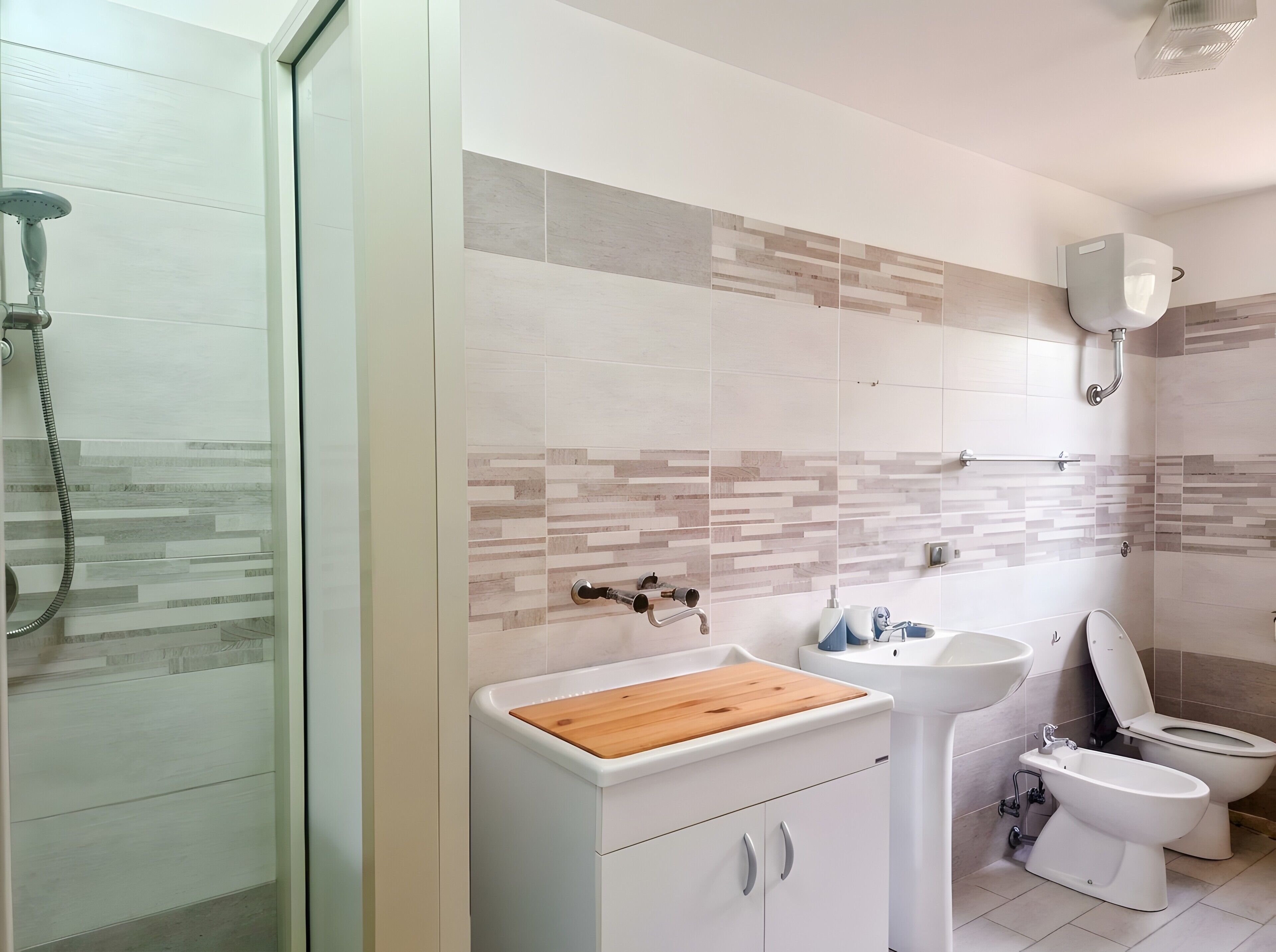 Dusche, Haartrockner, Handtücher