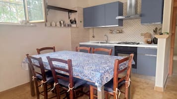 Refrigerador, horno, parrilla de estufa y utensilios de cocina