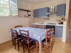 Kühlschrank, Ofen, Herdplatte, Kochgeschirr/Geschirr/Besteck