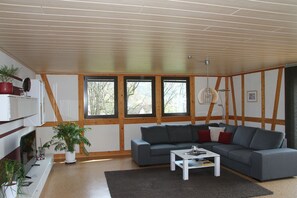 Smart TV, books - Spacious, well-equipped apartment on the outskirts of the village.  Located directly on hiking trails. (Lindenfels)