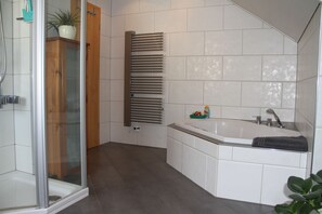 Hair dryer, towels, soap, toilet paper - Spacious, well-equipped apartment on the outskirts of the village.  Located directly on hiking trails. (Lindenfels)
