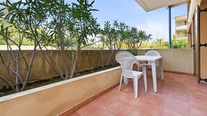 Outdoor dining - Charming Studio - Sleeps 2 - bright (Grasse)