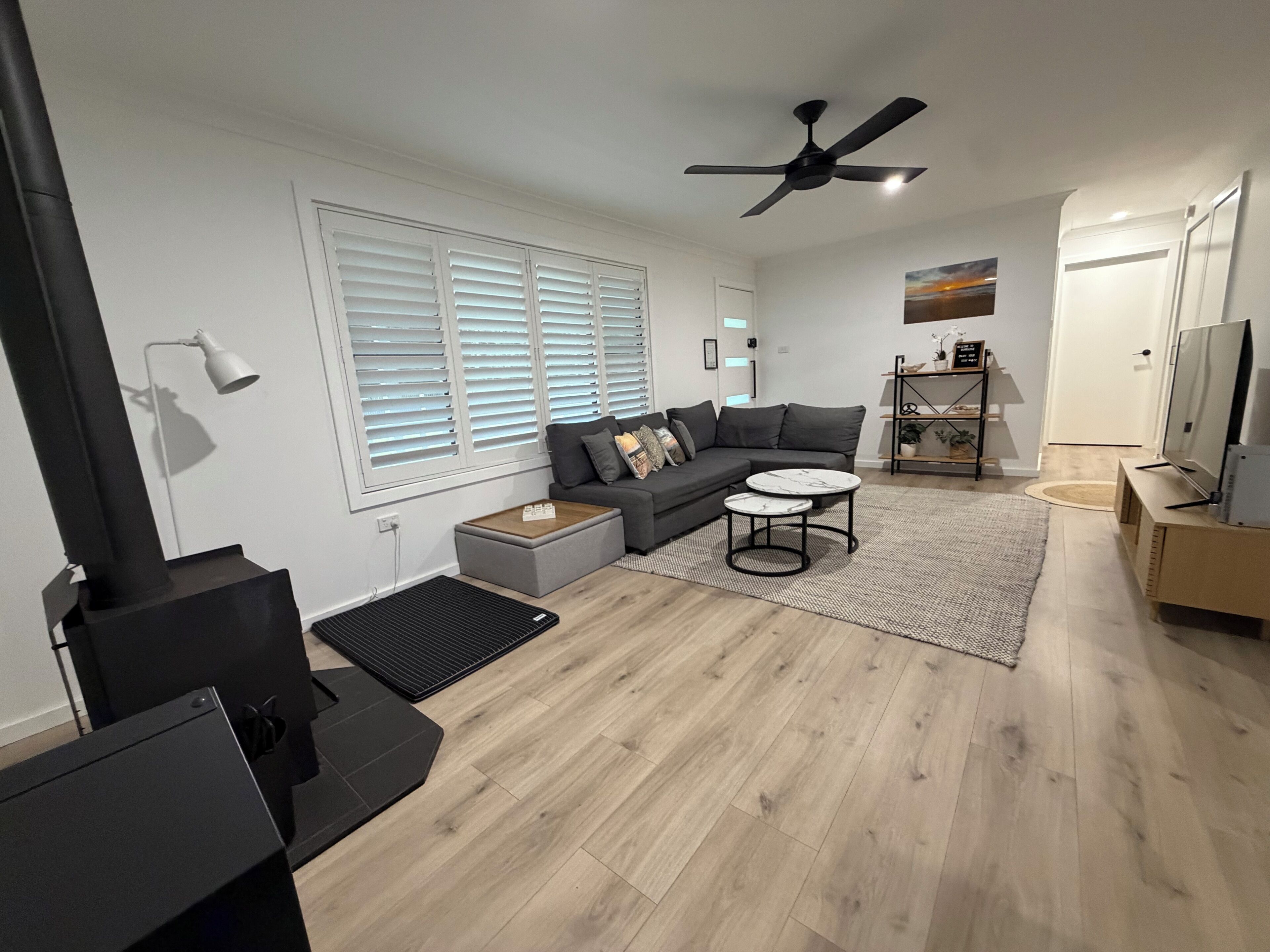 Smart TV, chimenea, videojuegos, libros