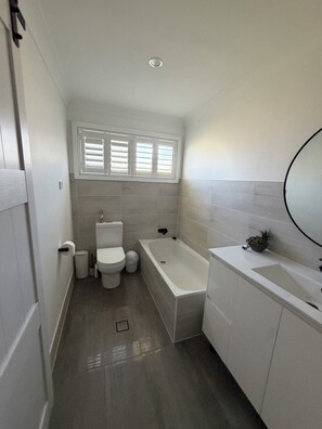 Haartrockner, Handtücher, Seife, Toilettenpapier