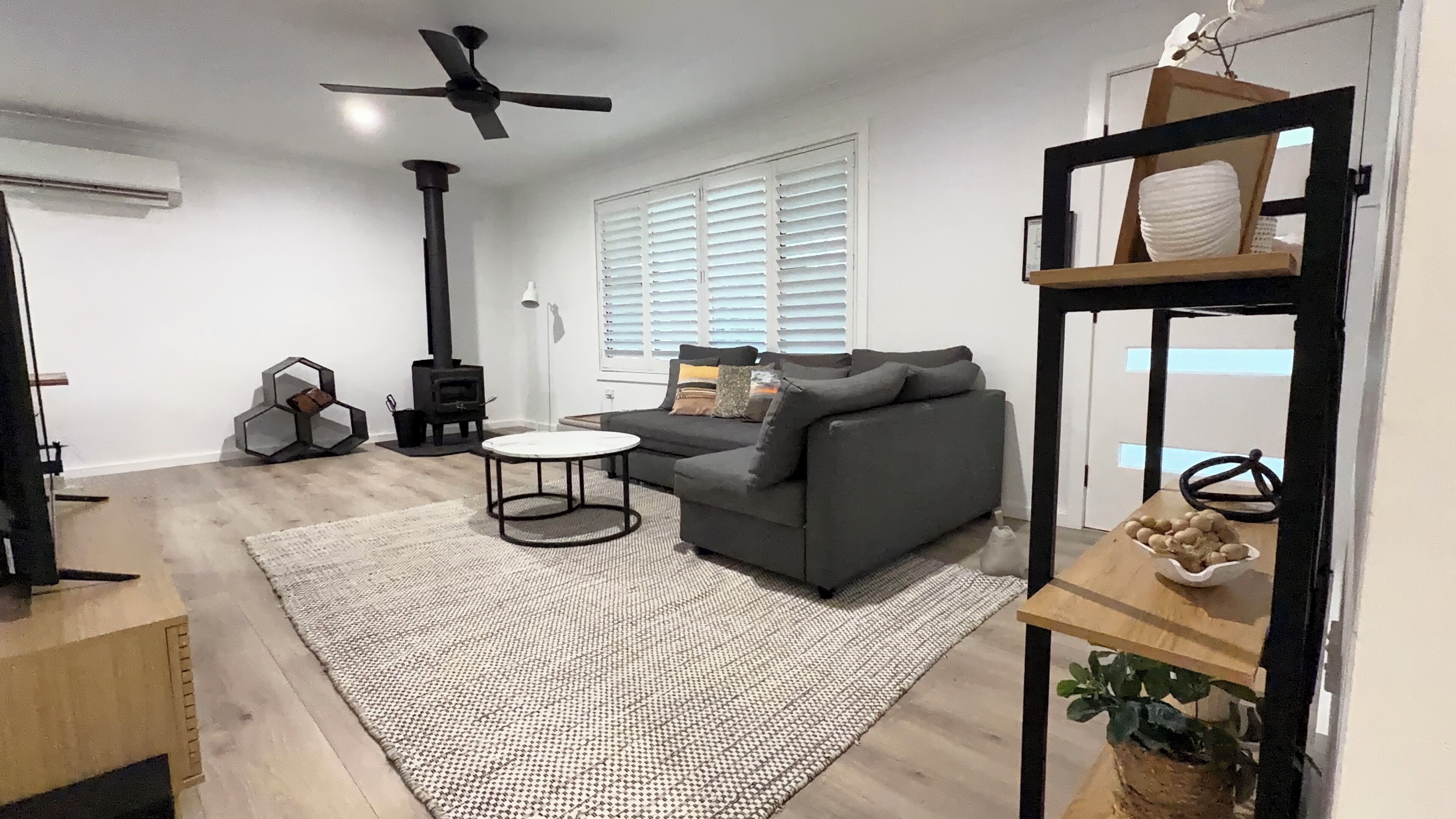 Smart TV, chimenea, videojuegos, libros
