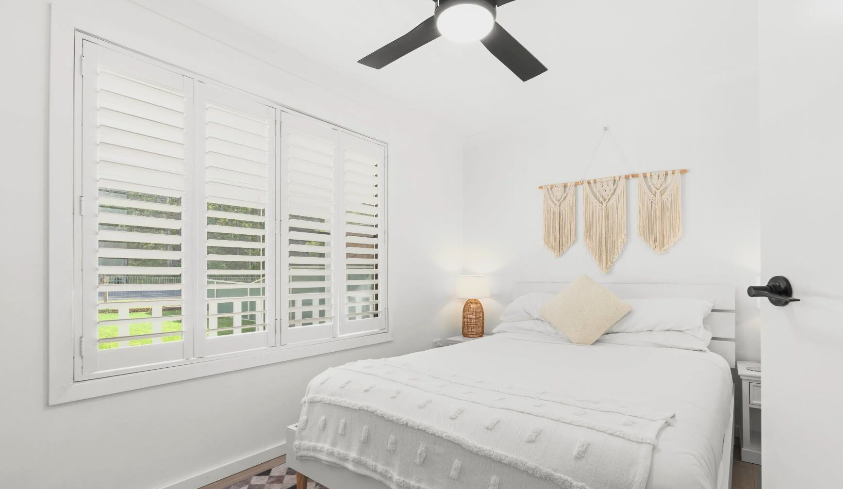 Tabla de planchar con plancha, wifi gratis y ropa de cama 