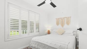 Tabla de planchar con plancha, wifi gratis y ropa de cama