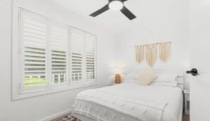 Tabla de planchar con plancha, wifi gratis y ropa de cama 