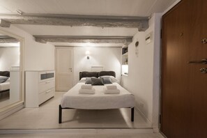 1 slaapkamer, een strijkplank/strijkijzer