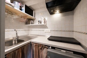 Fridge, microwave - Lovely Nest by MMega Homes and Villas (Florence)
