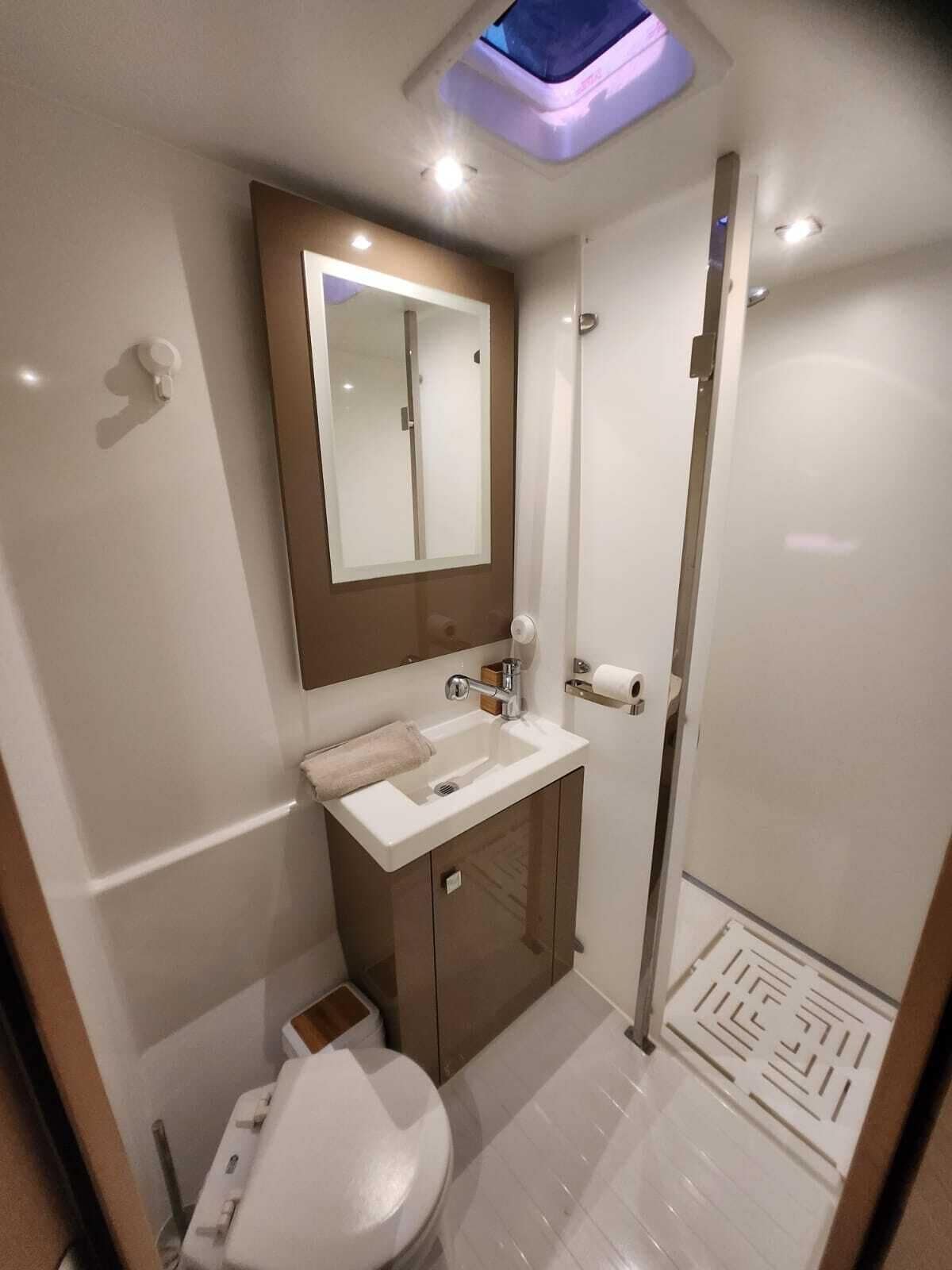 Rom – deluxe, privat bad, havneutsikt | Bad | Dusj, håndklær og toalettpapir