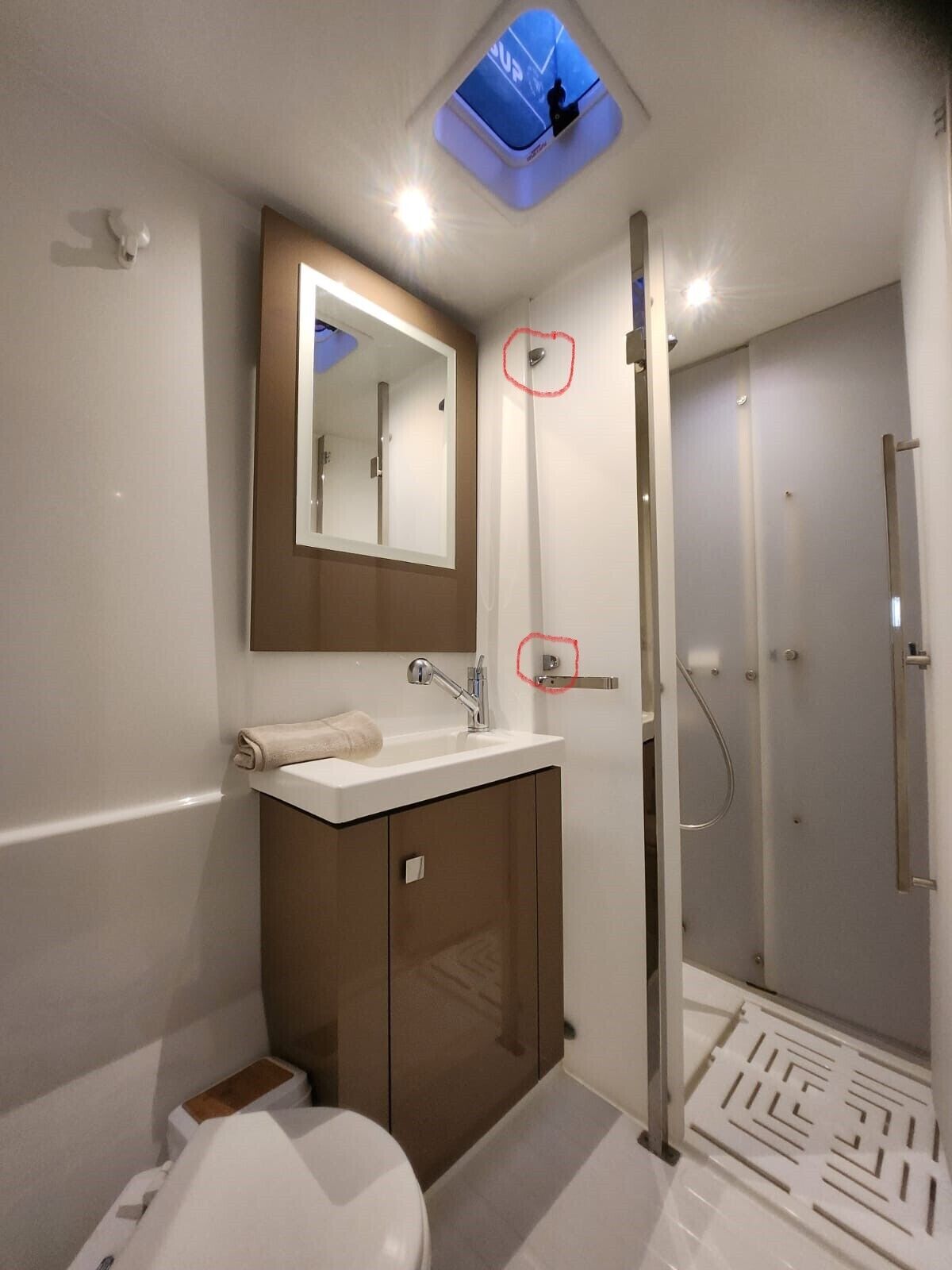 Superior Apartment, 4 Bedrooms, Non Smoking | Bathroom | Shower, towels, toilet paper