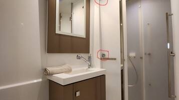Superior Apartment, 4 Bedrooms, Non Smoking | Bathroom | Shower, towels, toilet paper