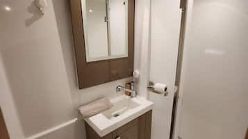 Deluxe Room, Private Bathroom, Harbor View | Bathroom | Shower, towels, toilet paper