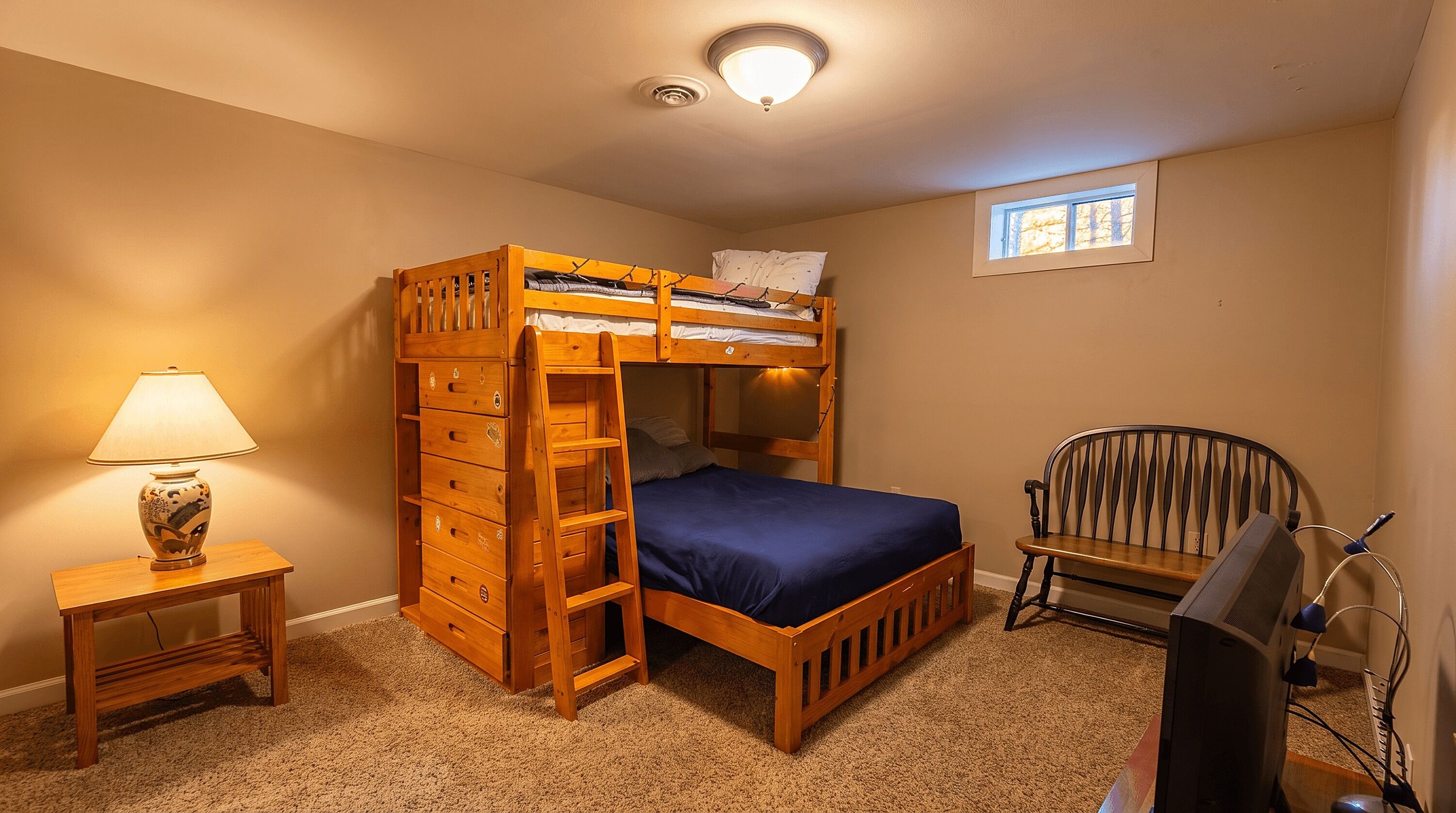 4 bedrooms, desk, WiFi (free), bed sheets