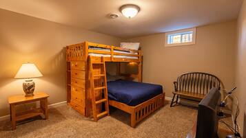 4 bedrooms, desk, WiFi (free), bed sheets