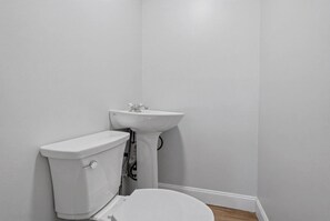 Ducha, toallas y papel higiénico