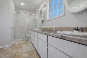 Een douche, handdoeken, toiletpapier
