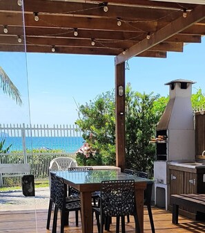 Outdoor dining - Beautiful beachfront house in Barra da Lagoa Beach. (Florianópolis)