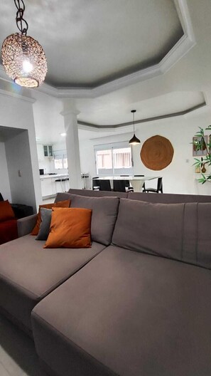 Smart TV, fireplace - Beautiful beachfront house in Barra da Lagoa Beach. (Florianópolis)
