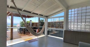 Smart TV, fireplace - Beautiful beachfront house in Barra da Lagoa Beach. (Florianópolis)