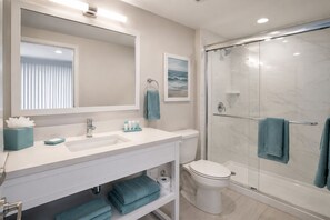 Standardzimmer | Badezimmer | Kostenlose Toilettenartikel, Haartrockner, Handtücher, Seife