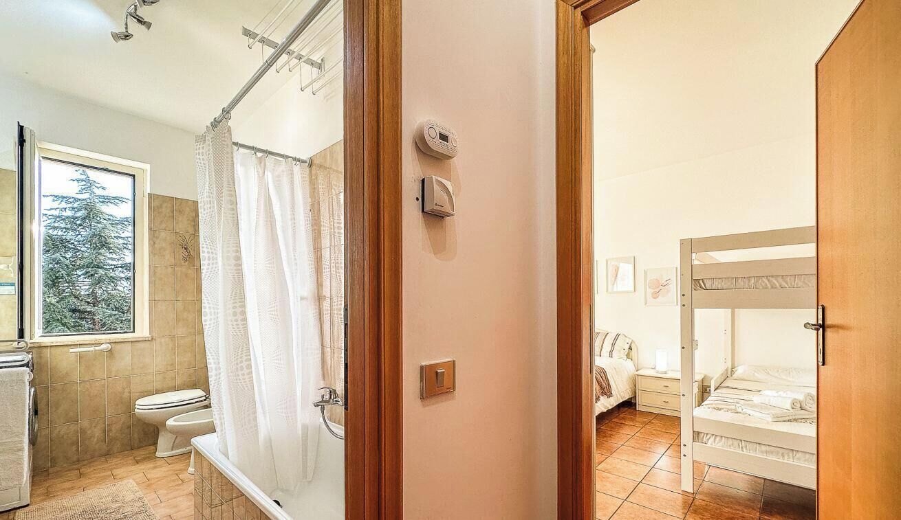 Doccia, bidet, asciugamani, carta igienica