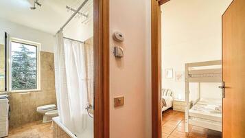 Doccia, bidet, asciugamani, carta igienica