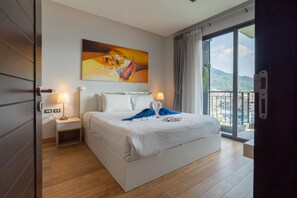 Iron/ironing board, bed sheets