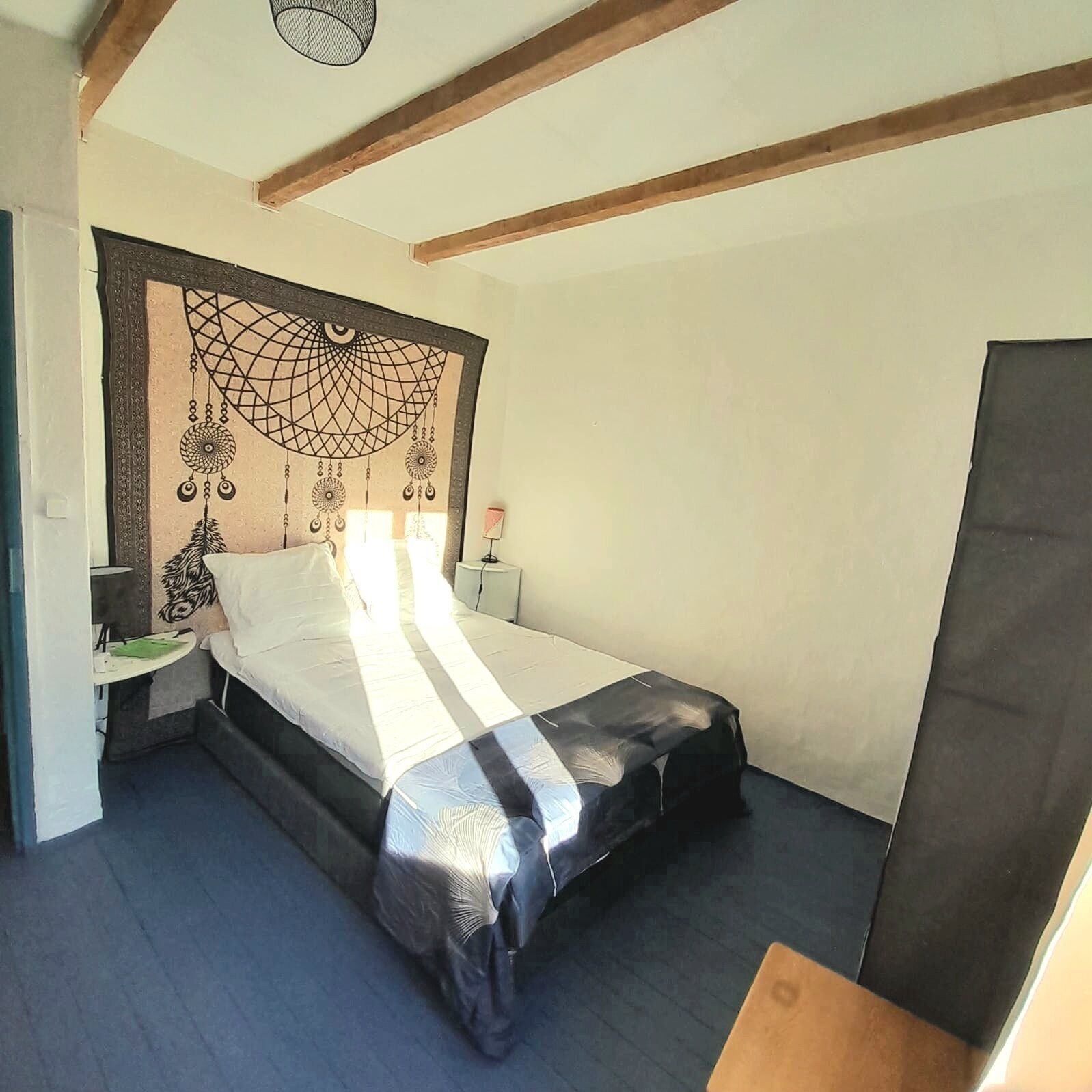 Iron/ironing board, bed sheets