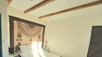 Iron/ironing board, bed sheets