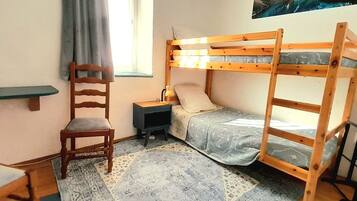 Iron/ironing board, bed sheets