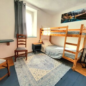 Iron/ironing board, bed sheets - House at the foot of the Montagne Noire for 6 to 13 people max, near the Mediterranean Sea! (Cassagnoles)